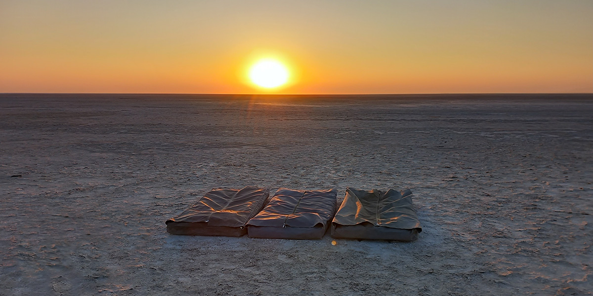 Nuit à la belle étoile sur le pan de Ntwetwe, Botswana