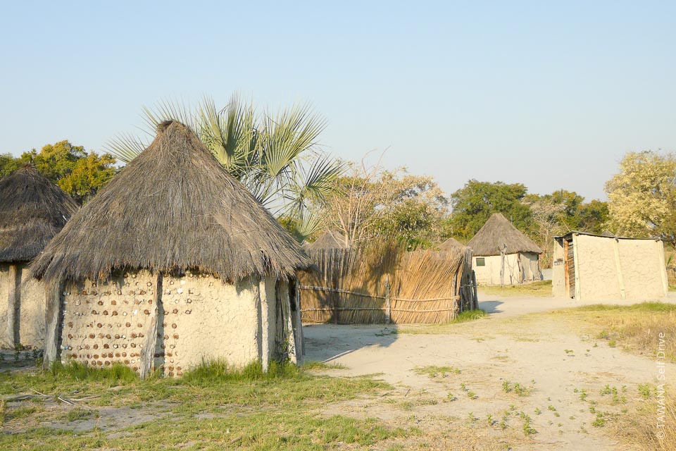 Village traditionnel du Delta de l'okavango au Botswana