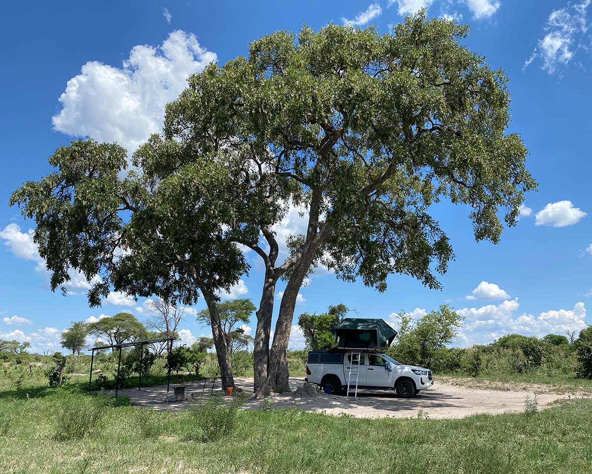 Safari self-drive au Botswana, 4x4 équipé camping avec tente sur le toit